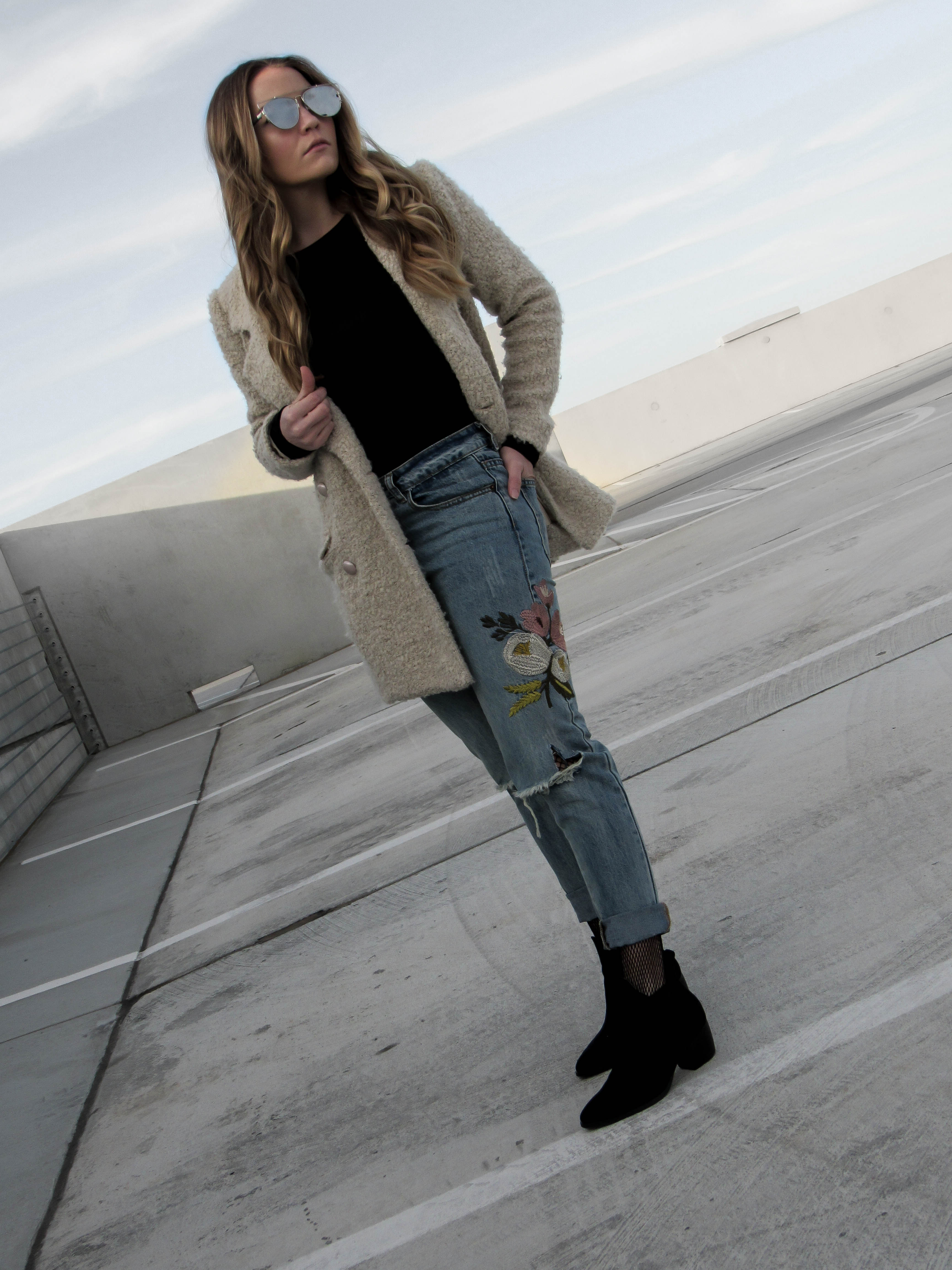 shein-blue-flower-embroidery-ripped-jeans-forever21-faux_fur-coat-cream