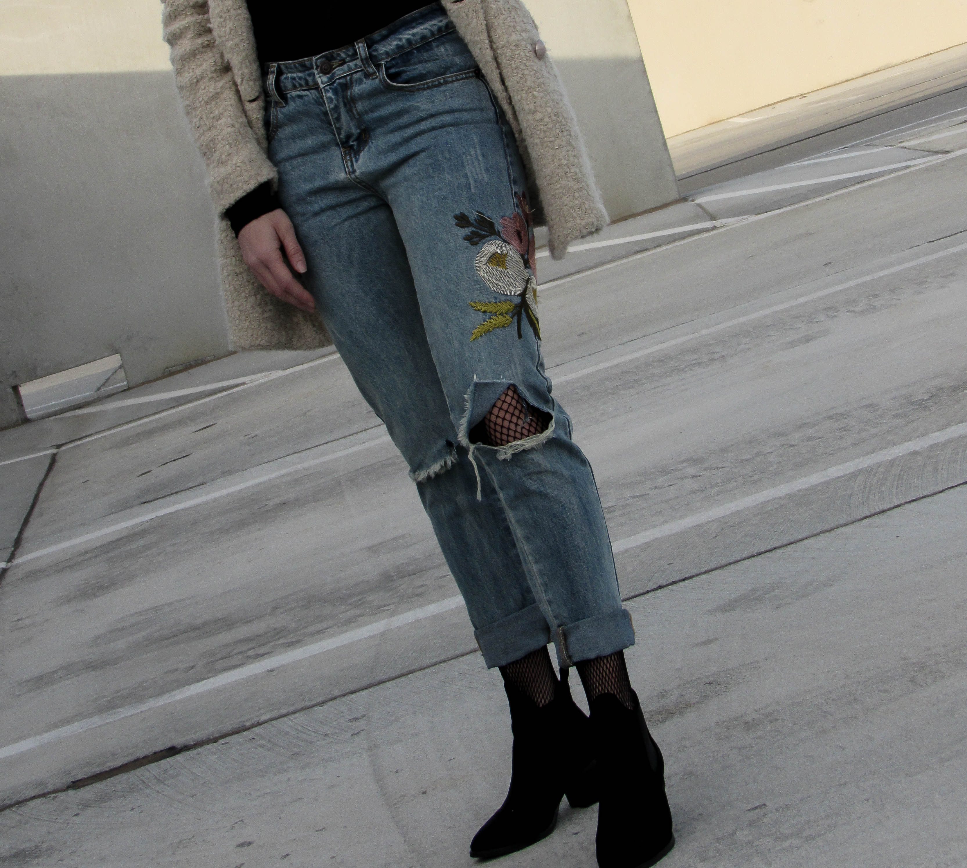 shein-blue-flower-embroidery-ripped-jeans