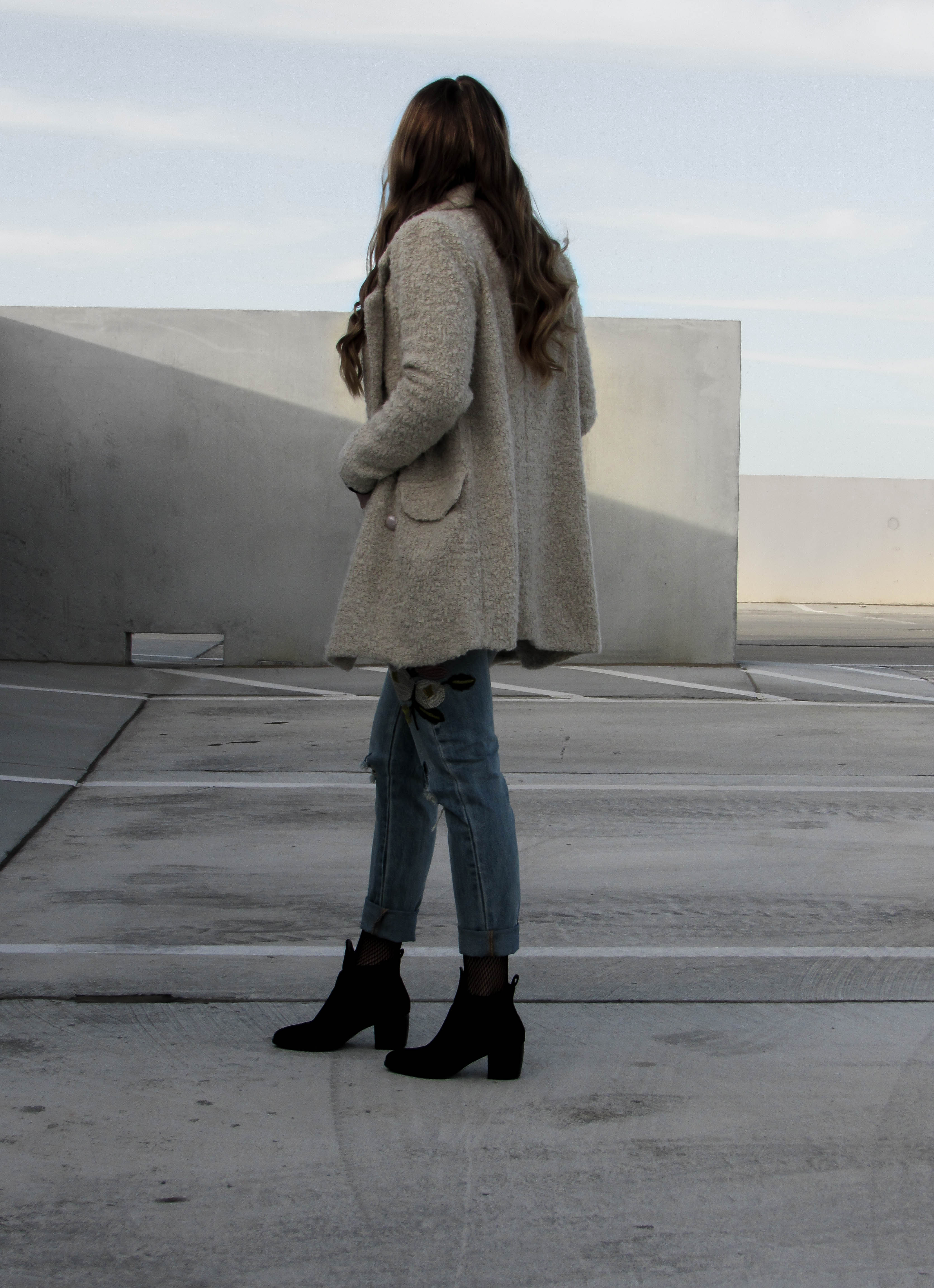 shein-blue-flower-embroidery-ripped-jeans