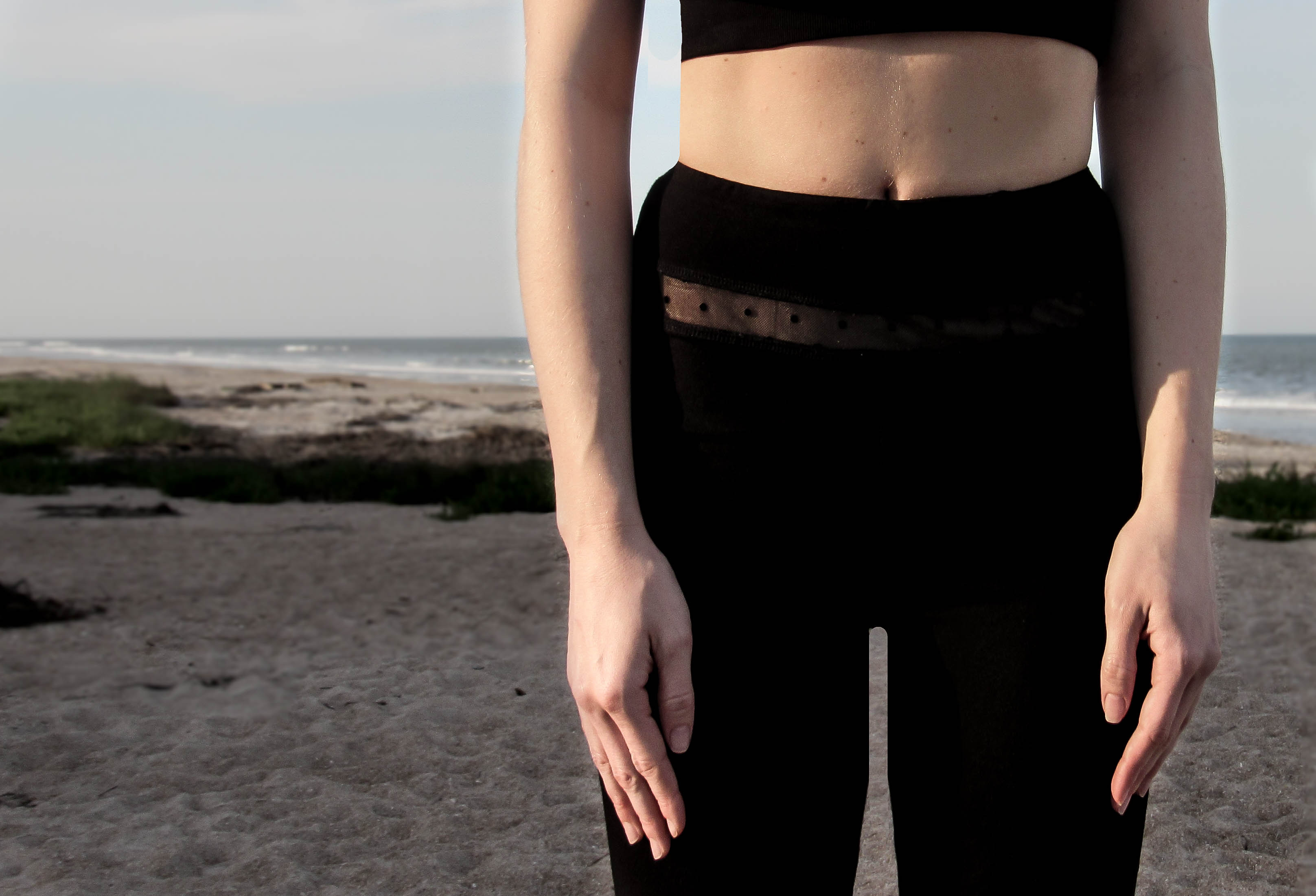 Black_Dotted-Mesh-Panel-Leggings_shein
